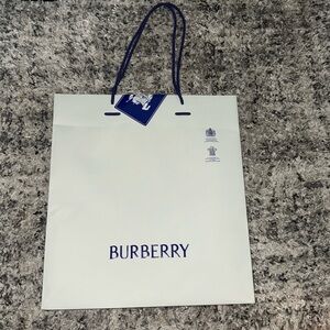 Shopping bag: Burberry